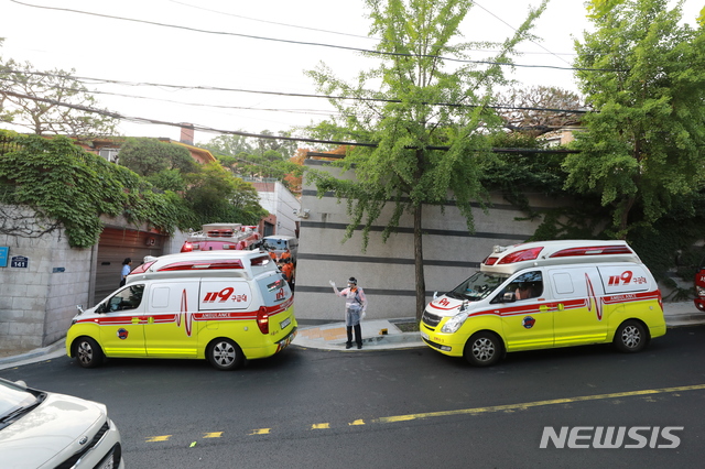 [서울=뉴시스] 이영환 기자 = 박원순 서울시장이 연락두절됐다는 신고가 접수돼 경찰이 성북동 핀란드 대사관저 주변 일대를 수색하고 있다. 2020.07.09.20hwan@newsis.com