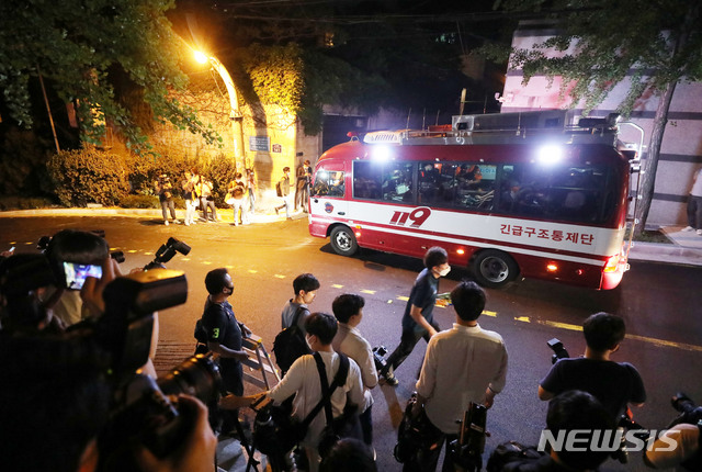 [서울=뉴시스] 김병문 기자 = 박원순 서울시장이 연락두절 상태라는 신고가 접수된 9일 경찰과 소방 구조대가 서울 성북동 핀란드 대사관저 인근에서 수색작업을 있다. 2020.07.09. dadazon@newsis.com