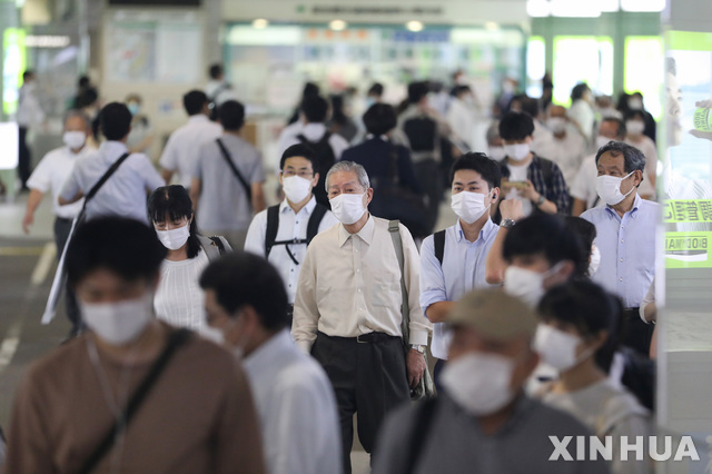 [도쿄=신화/뉴시스]지난 9일 일본 도쿄 신주쿠역에서 시민들이 신종 코로나바이러스 감염증(코로나19) 예방을 위한 마스크를 착용하고 걷고 있다. 2020.07.15.