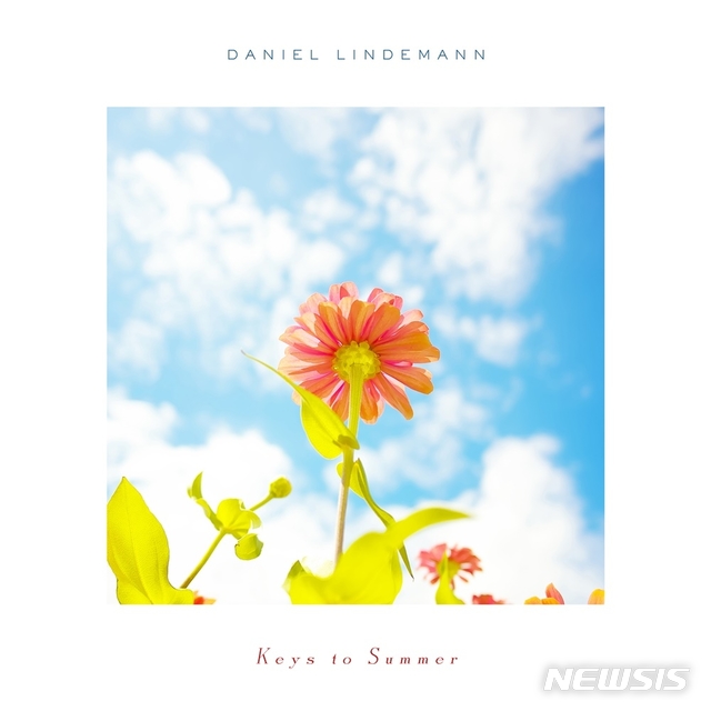 [서울=뉴시스]다니엘 린데만이 두 번째 싱글 앨범 '키스 투 썸머'(Keys to Summer)를 10일 발매했다.(사진=JTBC스튜디오 제공)2020.07.10 photo@newsis.com 