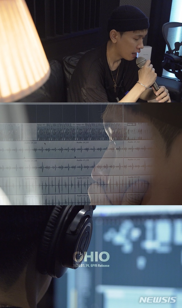 [서울=뉴시스] 가수 크러쉬가 새 싱글 '오하이오' 메이킹 티징 영상을 10일 공개했다. (사진 = 피네이션) photo@newsis.com