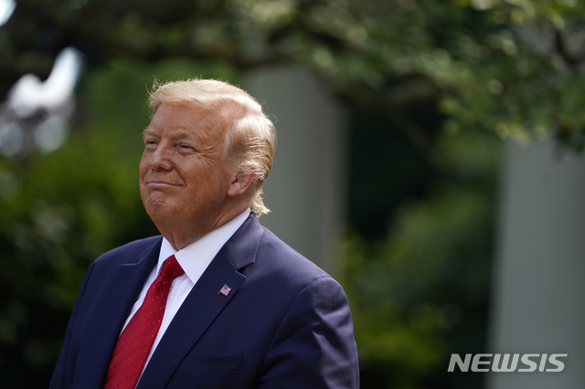 [워싱턴=AP/뉴시스]지난 7월 백악관 로즈가든에서 미소를 짓고 있는 도널드 트럼프 대통령의 모습. 2020.08.16.
