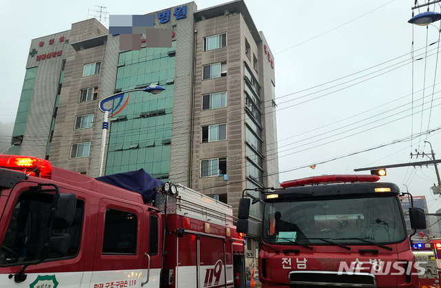 [고흥=뉴시스] 변재훈 기자 = 10일 오전 3시42분께 전남 고흥군 고흥읍 한 병원에서 불이나 2명이 숨지고 56명이 부상을 입었다. 2020.07.10. wisdom21@newsis.com
