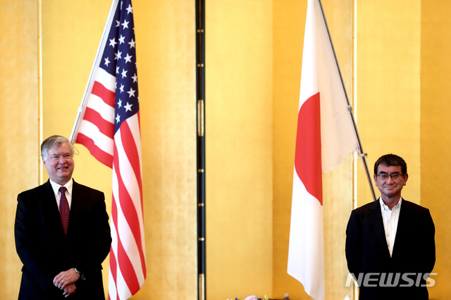 [도쿄=AP/뉴시스]스티븐 비건 미 국무부 부장관 겸 대북특별대표(왼쪽)가 10일 일본 도쿄에서 고노 다로 방위상(오른쪽)과 회담을 가지기 전 사진 촬영을 하고 있다. 2020.07.10.