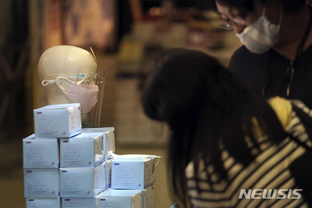 [도쿄=AP/뉴시스]10일 일본 도쿄의 한 가게에서 신종 코로나바이러스 감염증(코로나19) 확산을 막기 위한 마스크가 판매되고 있다. 2020.07.10.