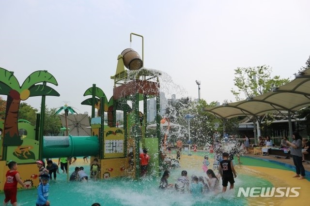 경기 고양시 일산동구 중산공원 물놀이 시설. 