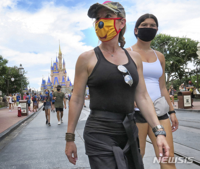 [플로리다=AP/뉴시스] 11일(현지시간) 미국 플로리다주 디즈니 월드 테마파크에서 사람들이 마스크를 착용하고 있다. 2020.07.13.