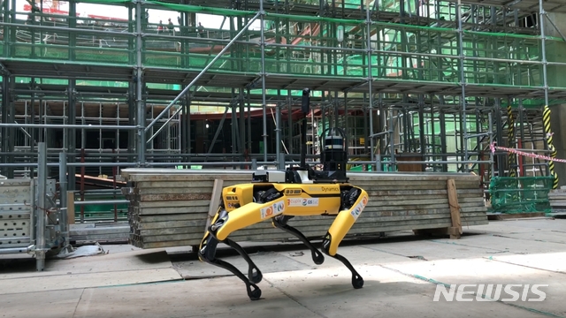 [서울=뉴시스]GS건설이 큐픽스와 협력해 국내최초로 건설현장에 도입한 4족 보행 로봇 스팟(SPOT) (GS건설 제공) 2020.07.13.