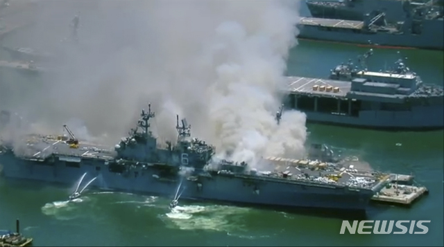 [AP/뉴시스]샌디에이고  KGTV-TV 가 촬영한 샌디에이고 해군기지의 군함 화재 현장. 