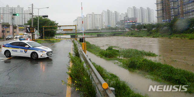 [전주=뉴시스] 김얼 기자 = 전북지방경찰청 경찰관들은 13일 전북 전주시 완산구 효자동의 한 지하 차도가 폭우로 물에 잠기자 차량이 지나다니지 못하게 통제하고 있다. 2020.07.13.pmkeul@newsis.com