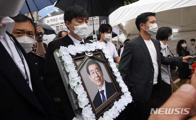 [서울=뉴시스]고승민 기자 = 고 박원순 서울특별시장의 영현이 13일 서울광장에서 영결식이 열릴 서울시청사로 봉송되고 있다. 2020.07.13. photo@newsis.com 