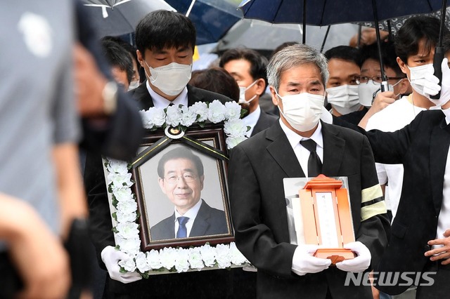 [서울=뉴시스]고승민 기자 = 고 박원순 서울시장의 운구행렬이 13일 오전 서울 중구 서울시청에서 열린 영결식을 마친 뒤 추모공원으로 출발하기 위해 이동하고 있다. 2020.07.13.  photo@newsis.com 