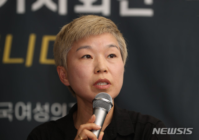 [서울=뉴시스] 박미소 기자 =고 박원순 서울시장을 성추행 혐의 등으로 고소한 피해여성을 대리하는 김재련 변호사가 13일 오후 서울 은평구 한국여성의전화 사무실에서 연 `서울시장에 의한 위력 성추행 사건 기자회견'에서 발언하고 있다. 2020.07.13.  photo@newsis.com