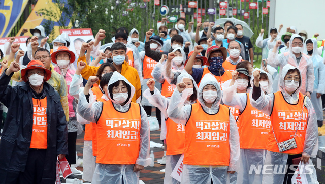 [세종=뉴시스]강종민 기자 = 지난달 13일 오후 정부세종청사 고용노동부 앞에서 열린 최저임금 인상 민주노총 결의대회에서 민주노총 노조원들이 최저임금 인상을 촉구하고 있다. 2020.07.13. ppkjm@newsis.com