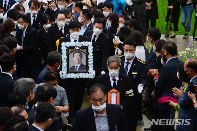 [창녕=뉴시스]차용현 기자 = 고 박원순 서울시장의 위패와 영정이 13일 오후 경남 창녕군 장마면 인근 박 시장의 생가에 도착해 장지인 선친묘소로 이동하고 있다. 2020.07.13. con@newsis.com