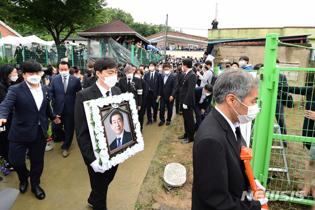 [창녕=뉴시스]차용현 기자 = 13일 오후 고 박원순 서울시장의 위패와 영정이 경남 창녕군 장마면 인근 박 시장의 생가로 이동하고 있다. 2020.07.13. con@newsis.com