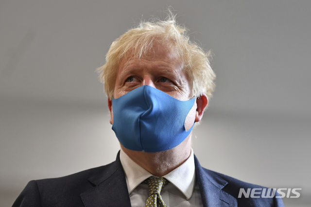 [런던=AP/뉴시스]보리스 존슨 영국 총리가 13일(현지시간) 마스크를 착용하고 런던 앰뷸런스 서비스 본사를 방문한 모습. 2020.7.14.