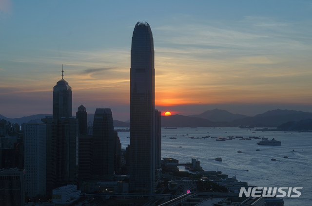 [홍콩=AP/뉴시스] 13일 저녁 홍콩의 금융가 스카이라인이 일몰을 맞아 서서히 윤곽선을 잃어가고 있다. 2020. 7. 13.  