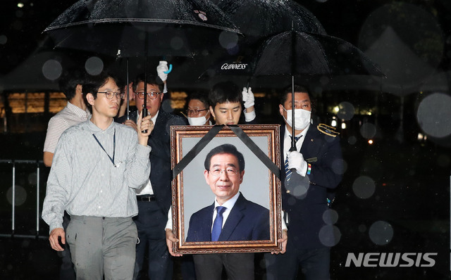 [서울=뉴시스]홍효식 기자 = 서울시 및 상조 관계자들이 13일 서울 중구 서울광장에 차려진 고 박원순 서울시장의 시민분향소를 철거한 뒤 영정사진을 들고 시민청으로 향하고 있다, 2020.07.13.  yesphoto@newsis.com