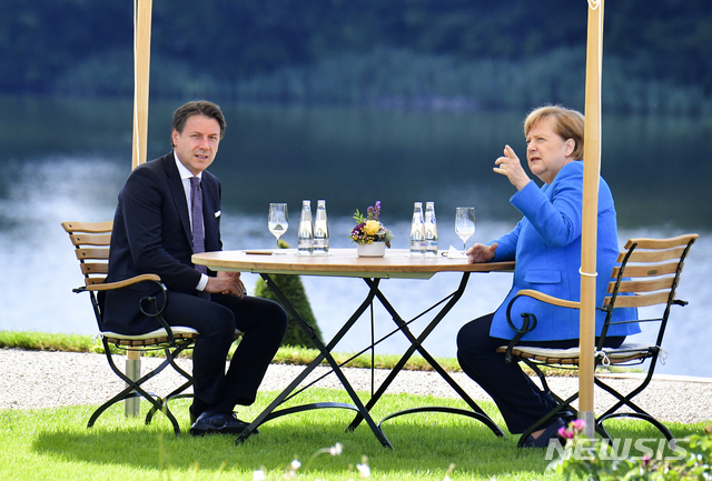 [베를린=AP/뉴시스]앙겔라 메르켈 독일 총리(오른쪽)와 주세페 콘테 이탈리아 총리가 13일(현지시간) 독일 베를린 인근의 메제베르크 성에서 만나 회담하고 있다. 2020.7.14.