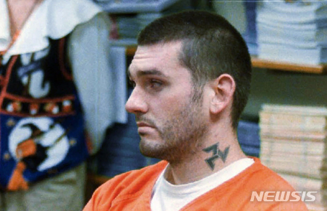 [AP/뉴시스] 1996년 미국 아칸소주에서 일가족 3명을 살해한 후 붙잡힌 대니얼 루이스 리가 1997년 10월 범죄인부 청문을 기다리고 있다. 리는 사형이 언도되었으며 우여곡적 끝에 연방 사형수로는 17년만에 처음으로 14일 사형이 집행되었다  2020. 7. 14.