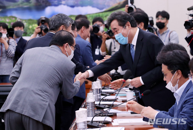 [서울=뉴시스] 김진아 기자 = 이낙연 더불어민주당 의원과 태영호 미래통합당 의원이 14일 서울 여의도 국회에서 열린 외교통일위원회 전체회의에서 인사를 하고 있다. 2020.07.14. bluesoda@newsis.com