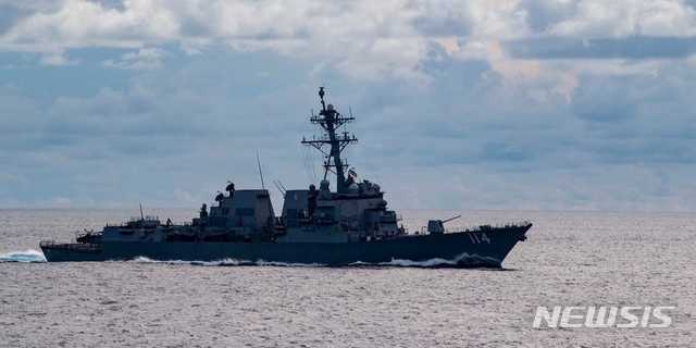 미국 해군 제7함대는 이지스 미사일 구축함 랠프 존슨이 14일 남중국해 난사군도 근해에서 '항행의 자유' 작전을 실시했다고 발표했다. (사진은 미국 해군 홈페이지 캡처) 2020.07.15