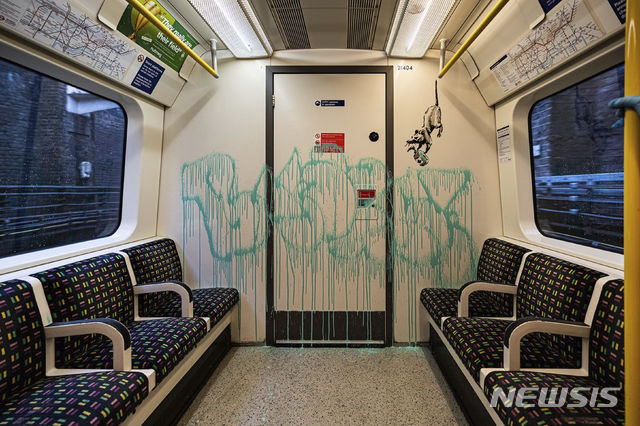 [런던=AP/뉴시스]영국의 얼굴없는 거리의 화가 뱅크시가 신종 코로나바이러스 감염증(코로나19) 사태와 관련해 런던 지하철에 남긴 그라피티. 런던 지하철 공사 측은 그라피티 정책상 이 작품을 제거했다고 밝혔다. 2020.7.15.