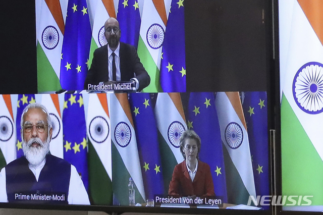 [브뤼셀=AP/뉴시스] 15일(현지시간) 유럽연합(EU)과 인도가 화상정상회담을 갖고 있다. 화상회담에 참여한 샤를 미셸 EU 정상회의 상임의장, 우르줄라 폰데어라이엔 EU 집행위원장, 나렌드라 모디 인도 총리의 모습. 2020.07.16
