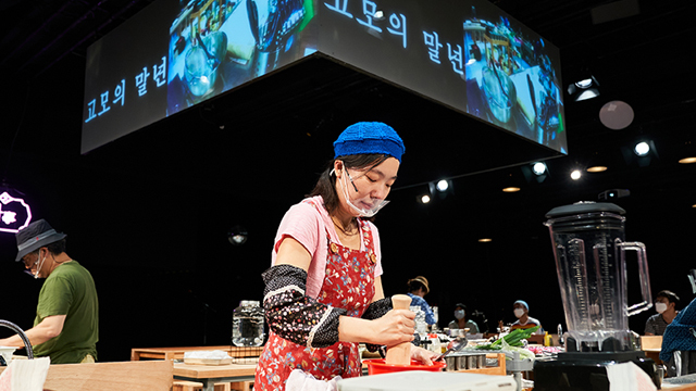[서울=뉴시스] 연극 '식사'. 2020.07.16. (사진 = 두산아트센터 제공) photo@newsis.com 