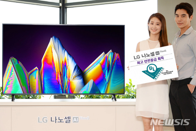 [서울=뉴시스]모델이 글로벌 안전과학회사 UL로부터 '광생물학적 LED 안전성' 검증을 받은 'LG 나노셀 TV'를 소개하고 있다. (제공=LG전자)