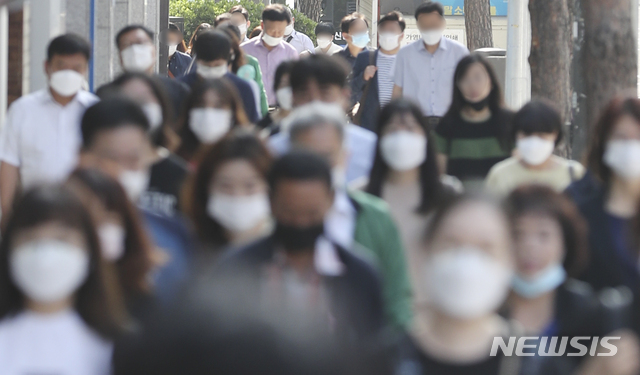 [서울=뉴시스] 최진석 기자 = 신종 코로나바이러스 감염증(코로나19) 사태가 6개월 이상 이어지고 있는 지난 16일 서울 중구에서 시민들이 마스크를 착용한 채 출근길 발걸음을 재촉하고 있다. 2020.07.16. myjs@newsis.com