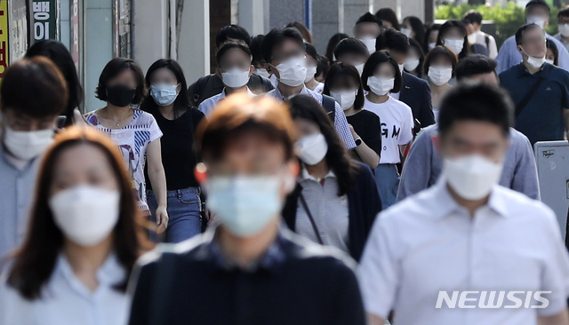 [서울=뉴시스] 최진석 기자 = 신종 코로나바이러스 감염증(코로나19) 사태가 6개월 이상 이어지고 있는 16일 서울 중구에서 시민들이 마스크를 착용한 채 출근길 발걸음을 재촉하고 있다. 2020.07.16. myjs@newsis.com