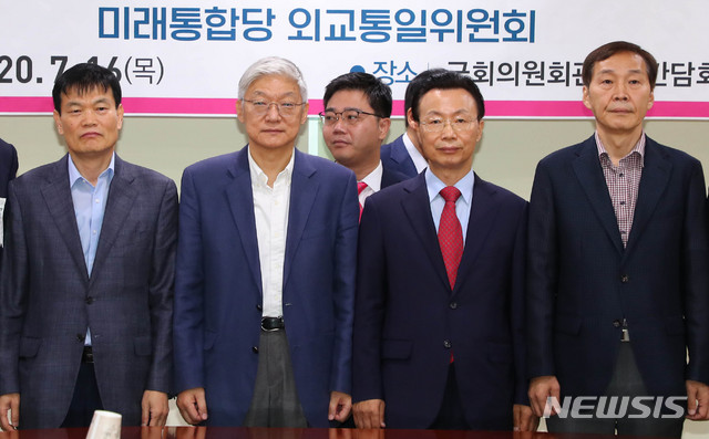 [서울=뉴시스] 장세영 기자 = 이범찬(앞줄 왼쪽부터) 강원대 교수, 윤덕민 외국어대 교수, 김천식 전 통일부 차관, 김기웅 전 통일부 남북회담본부장이 16일 서울 여의도 국회 의원회관에서 열린 미래통합당 이인영 인사청문 자문단 간담회에 자문단으로 참석해 기념촬영을 하고 있다. 2020.07.16. photothink@newsis.com