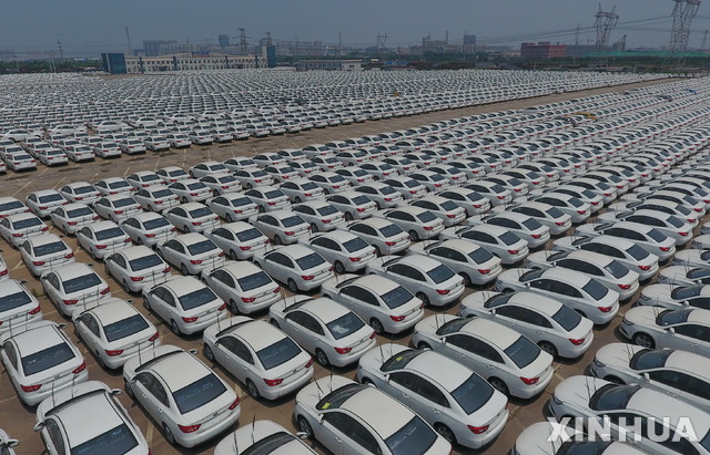[탕산(중국)=신화/뉴시스] 지난해 7월16일 중국 허베이성 탕산시 자동차 물류기지에 자동차가 진열된 모습. 2021.12.29.