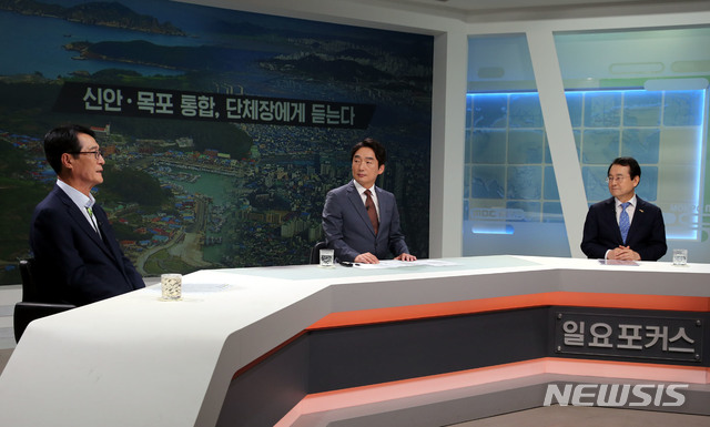 [목포=뉴시스] 박우량(왼쪽) 신안군수와 김종식 목포시장이 출연한 목포MBC '일요포커스'. (사진=목포MBC 제공) 2020.07.17. photo@newsis.com