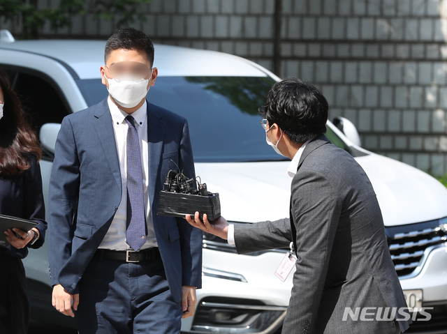 [서울=뉴시스] 고승민 기자 = 이른바 '검·언유착 의혹' 사건의 핵심 피의자로 꼽히는 이동재 전 채널A 기자가 구속 전 피의자심문(영장실질심사)을 받기 위해 17일 서울중앙지방법원으로 출석하고 있다. 2020.07.17. kkssmm99@newsis.com 