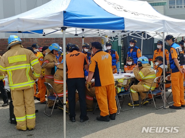 [의왕=뉴시스] 18일 오전 11시25분께 의왕시 고천동 한 공장에서 화재가 발생해 3명의 중상자와 7명의 경상자가 발생했다. 화재는 오후 2시 기준으로 현재 진압 중이다.