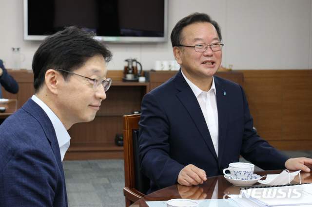 [서울=뉴시스]김명원 기자 = 더불어민주당 대표 경선에 출마한 김부겸 전 의원이 18일 오전 경남도청을 방문해 김경수 경남지사 예방해 환담을 나누고 있다. (사진=김부겸 캐프 제공) photo@newsis.com