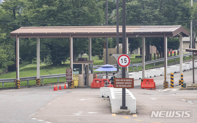 [서울=뉴시스] 19일 오후 서울 용산구 주한미군기지 앞에서 관계자가 근무를 서고 있다. 2020.07.19.