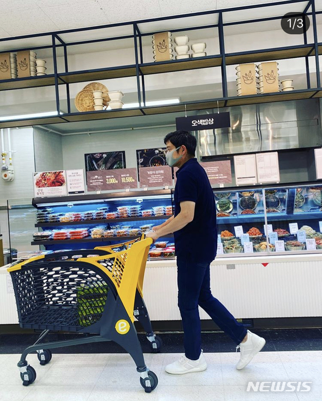 [서울=뉴시스] 정용진 신세계그룹이 지난 18일 이마트 월계점에서 쇼핑 중이다. (사진=정 부회장 인스타그램)