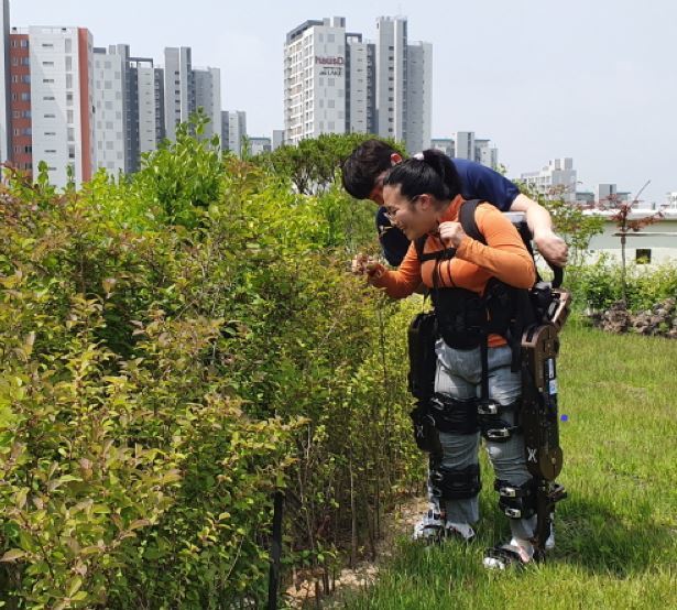 [서울=뉴시스] 웨어러블 재활로봇을 통해 재활훈련을 하고 있는 모습. 사진 화성시 동탄 아르딤복지관