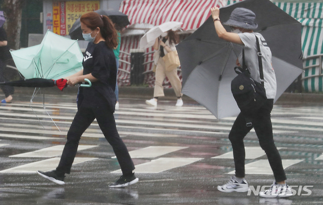 [인천=뉴시스] 이종철 기자 = 인천 미추홀구 인천터미널역 사거리에서 지난 20일 시민들이 바람에 날리는 우산을 잡고 횡단보도를 건너가고 있다. 2020.07.20. jc4321@newsis.com