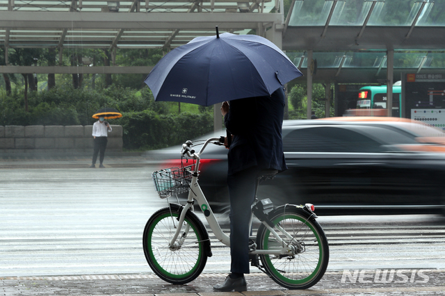 [서울=뉴시스]이윤청 기자 = 지난 20일 오전 서울 여의도환승센터에서 시민들이 우산을 쓰고 출근하고 있다. 2020.07.20. radiohead@newsis.com