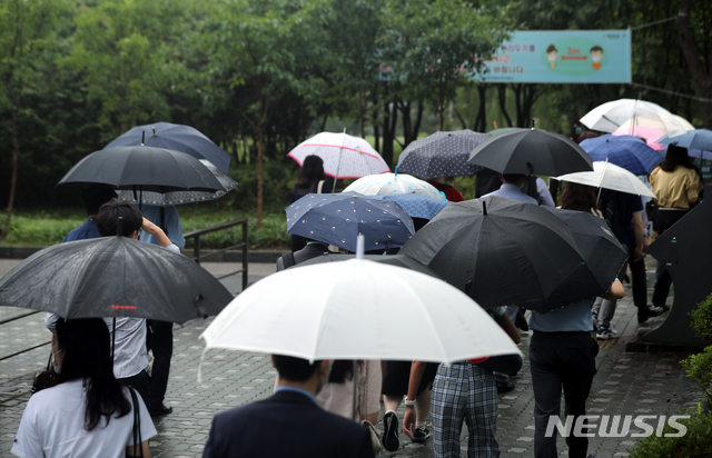 [서울=뉴시스]이윤청 기자 = 전국 대부분 지역이 흐리거나 비가 내리고 있는 지난 20일 오전 서울 여의도공원에서 시민들이 우산을 쓰고 출근하고 있다. 2020.07.20. radiohead@newsis.com