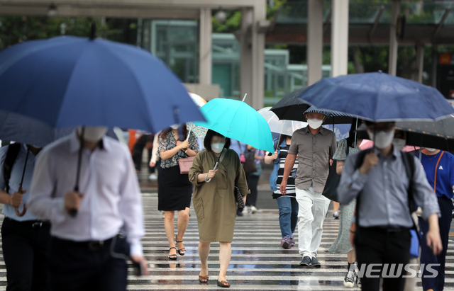 [서울=뉴시스]이윤청 기자 = 전국 대부분 지역이 흐리거나 비가 내리고 있는 20일 오전 서울 여의도환승센터에서 시민들이 우산을 쓰고 출근하고 있다. 2020.07.20.  radiohead@newsis.com