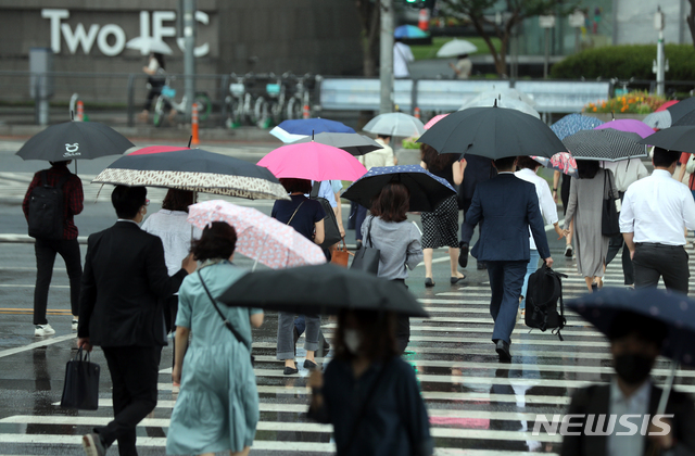 [서울=뉴시스]이윤청 기자 = 전국 대부분 지역이 흐리거나 비가 내리고 있는 지난 달 20일 오전 서울 여의도환승센터에서 시민들이 우산을 쓰고 출근하고 있다. 2020.07.20. radiohead@newsis.com