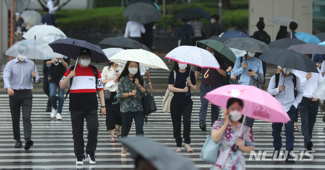 [서울=뉴시스]이윤청 기자 = 전국 대부분 지역이 흐리거나 비가 내리고 있는 지난 20일 오전 서울 여의도환승센터에서 시민들이 우산을 쓰고 출근하고 있다. 2020.07.20. radiohead@newsis.com