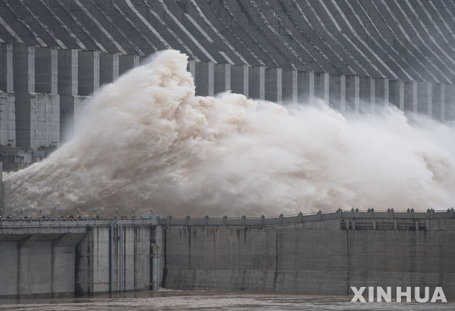 [이창=신화/뉴시스] 19일 중국 후베이성 이창에 있는 세계 최대 수력발전댐인 싼샤(三峽)댐에서 물이 방류되고 있다. 2020.07.20