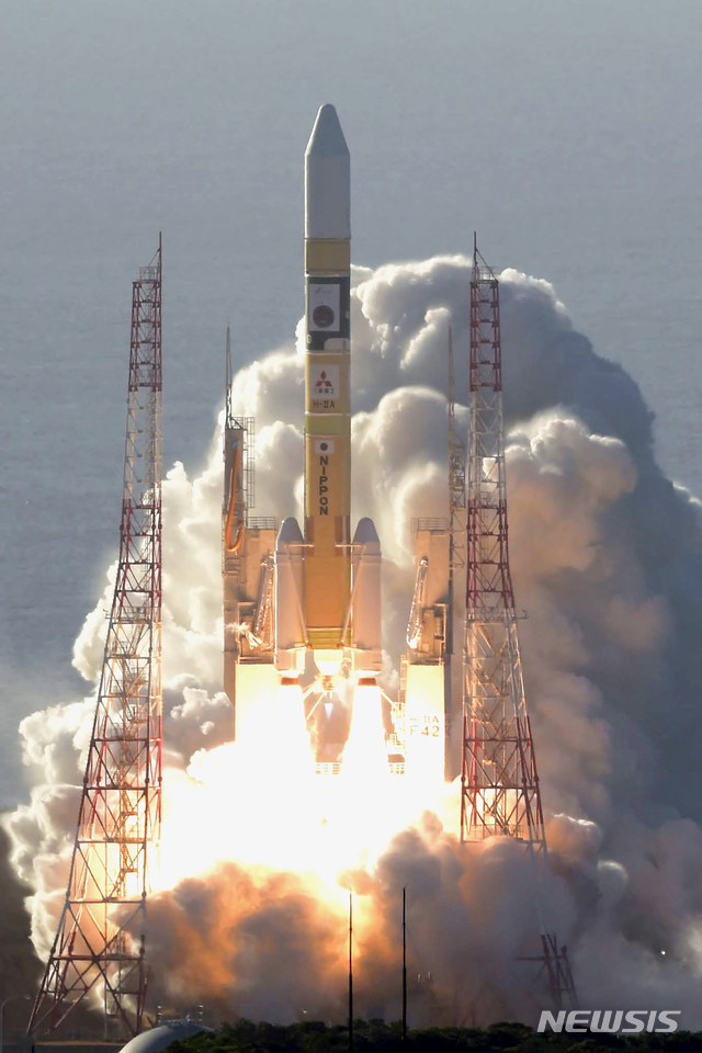 [미나미타네=AP/뉴시스]20일 일본 가고시마현 미나미타네의 다네가시마 우주센터에서 아랍에미리트(UAE)의 화성 탐사선 '아말'(희망)을 탑재한 H-2A 로켓이 발사되고 있다. 2020.07.20.